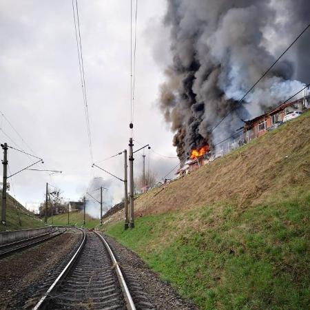 Ataque perto de linha ferroviária em Lviv, no oeste da Ucrânia - Reprodução/Telegram/zalizni_zminy