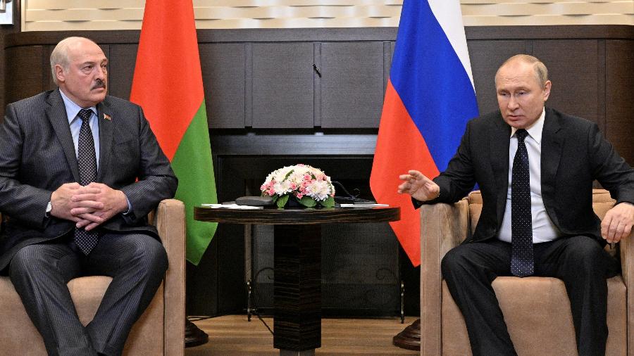 23.mai.2022 - Os presidentes de Belarus, Alexander Lukashenko, e da Rússia, Vladimir Putin, durante encontro na cidade russa de Sochi
