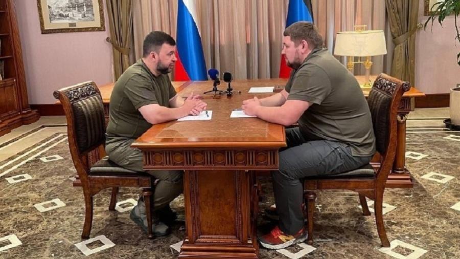 Denis Pushilin (à esquerda), líder da região separatista de Donetsk, e Volodymyr Bandura (à direita), prefeito da cidade ucraniana de Sviatohirsk. - Reprodução/Telegram