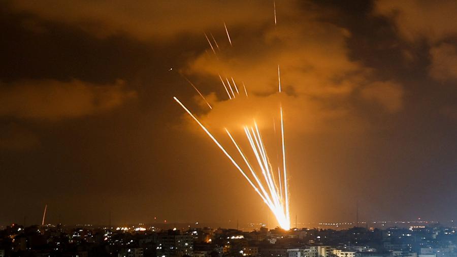 Foguetes disparados por militantes palestinos contra Israel - MOHAMMED SALEM/REUTERS
