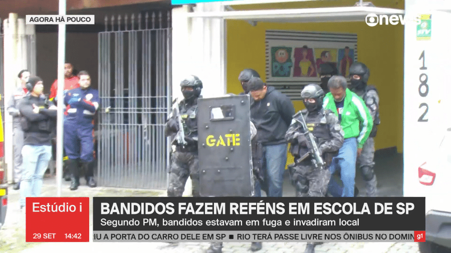 Criminosos são presos pela polícia após fazerem reféns em escola na zona oeste de São Paulo - Reprodução/Globonews