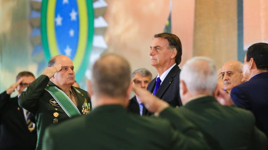 1º.dez.22 - Generais do Exército prestam continência ao presidente Bolsonaro. em Brasília  - Estevam Costa / PR