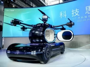 2 em 1: China produz carro que vira helicóptero no meio do trânsito; veja