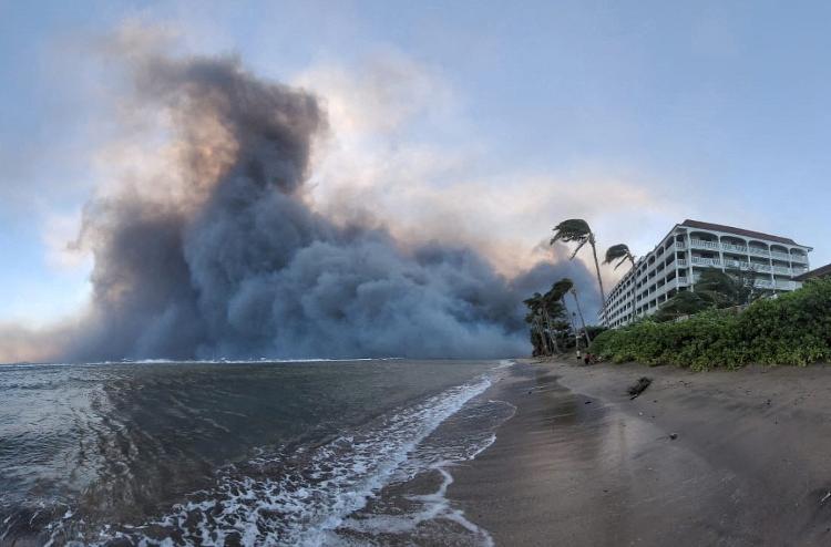 A fumaça aumenta perto de Lahaina enquanto incêndios florestais impulsionados por ventos fortes destroem grande parte da cidade histórica no início das chamas, no dia 9