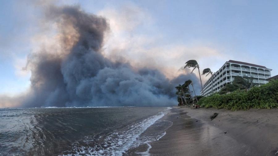 A fumaça aumenta perto de Lahaina enquanto incêndios florestais impulsionados por ventos fortes destroem grande parte da cidade histórica de Lahaina, Havaí, EUA, 9 de agosto de 2023
