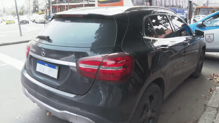 O carro foi alvejado quando ele tentou retornar com o veículo O carro foi alvejado quando ele tentou retornar com o veículo