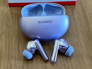 Huawei Freebuds 6i cancela bem ruídos do ambiente e permite vários ajustes