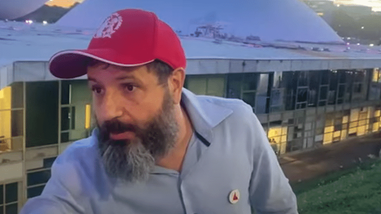 O trompetista Fabiano Leitão ao ser abordado por policiais por conta das músicas que estava tocando enquanto Bolsonaro conversava com a imprensa O trompetista Fabiano Leitão ao ser abordado por policiais por conta das músicas que estava tocando enquanto Bolsonaro conversava com a imprensa