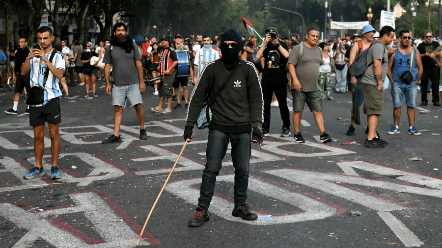 11.fev.26 - Pessoas participam de protesto de sindicalistas contra reforma trabalhista que ocorria no Congresso Nacional em Buenos Aires. Polícia argentina usou gás lacrimogêneo e canhões de água para dispersar manifestantes - undefined