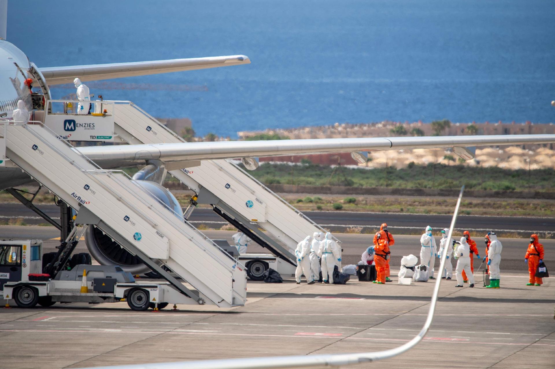 Passageiros espanhóis evacuados de navio com hantavírus desembarcam de avião militar no aeroporto de Tenerife - undefined