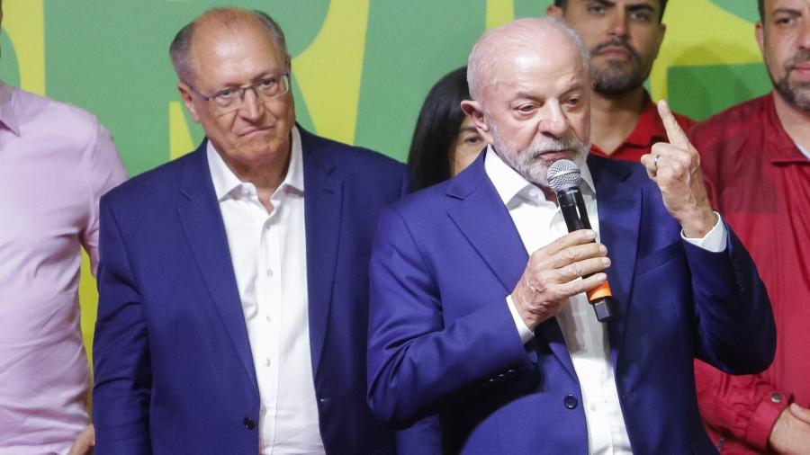 Lula (PT) discursou para apoiadores após ficar atrás de Flávio Bolsonaro (PL) no primeiro turno