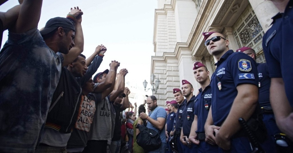 2.set.2015 - Imigrantes protestam contra o fechamento da estação Keleti, em Budapeste, na Hungria
