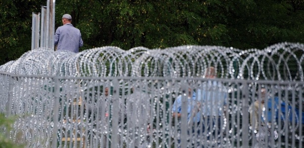 Governo da Hungria já construiu uma cerca na fronteira com a Croácia para impedir a entrada de migrantes no país - Csaba Segesvari/AFP