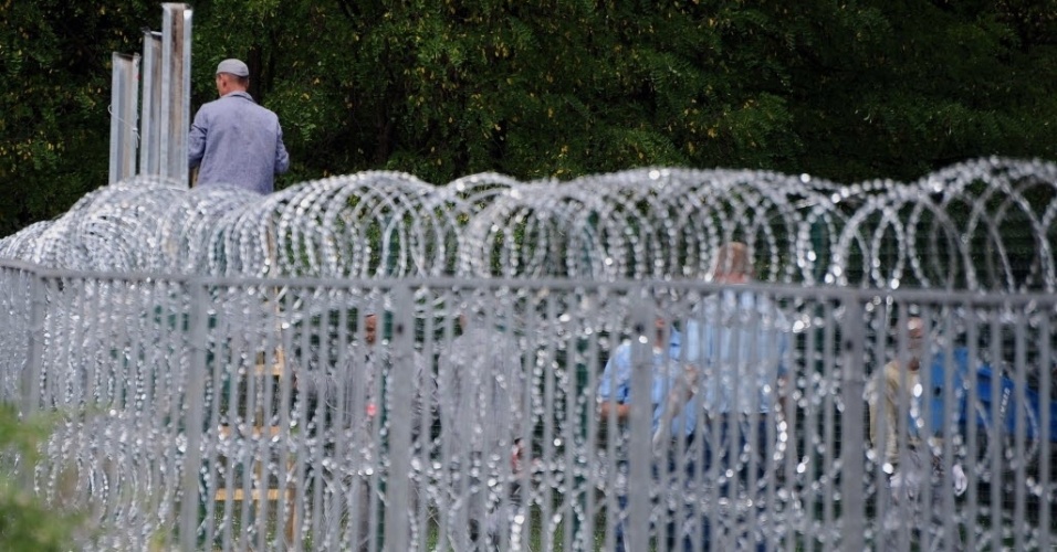 20.set.2015 - O governo da Hungria construiu, neste domingo, uma cerca na fronteira com a Croácia para impedir a entrada de migrantes no país. As duas nações tem trocado acusações sobre a responsabilidade no agravamento da crise migratória na Europa
