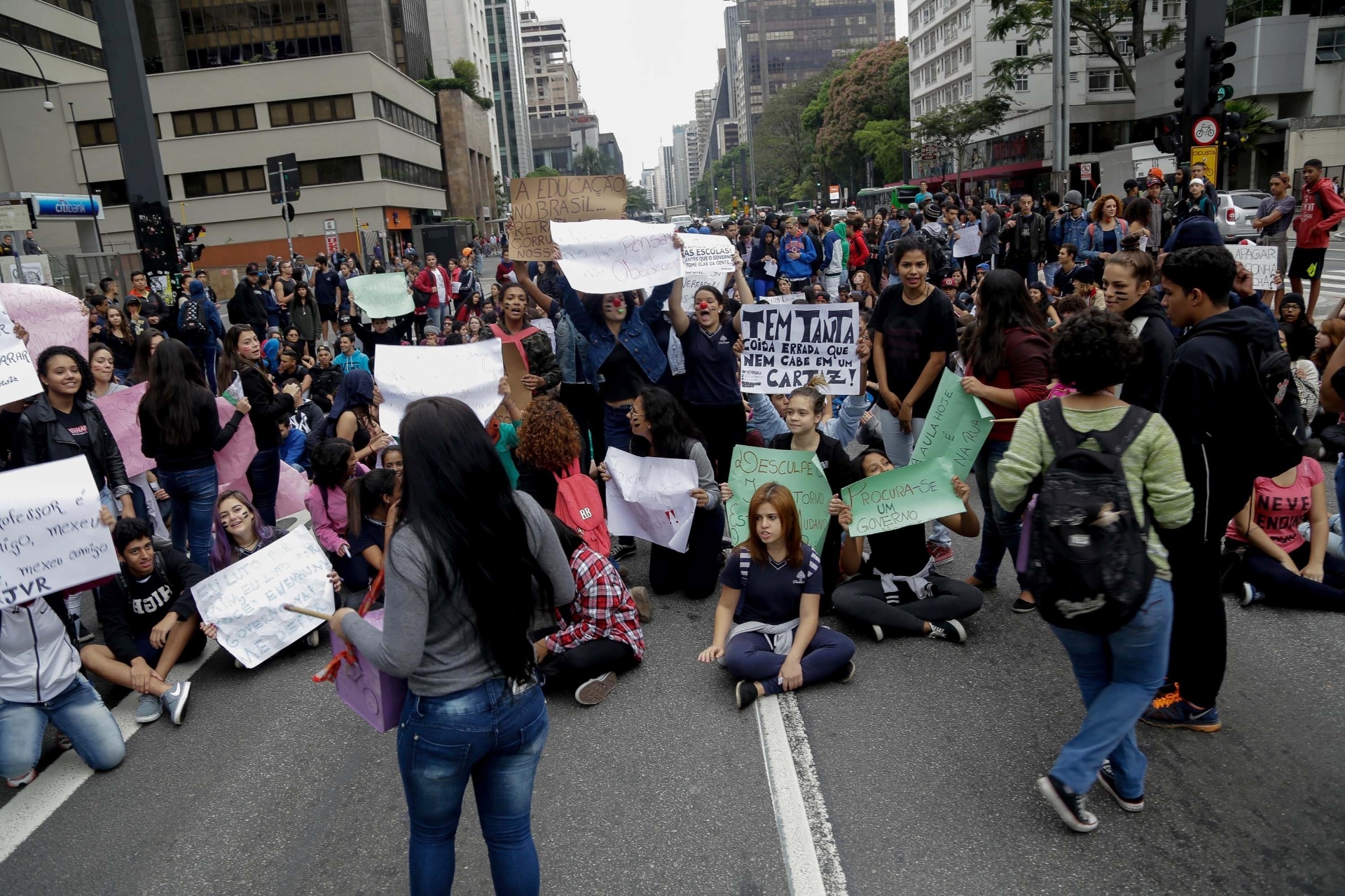 Estudantes da rede estadual de ensino de São Paulo realizaram um protesto nesta terça-feira (6) no centro de São Paulo. Durante o ato, parte da avenida Paulista foi fechada. No fim de setembro, o Governo de SP anunciou mudanças na rede, com o fechamento de unidades e salas de aula - NewtonMenezes/Futura Press/Estadão Conteúdo