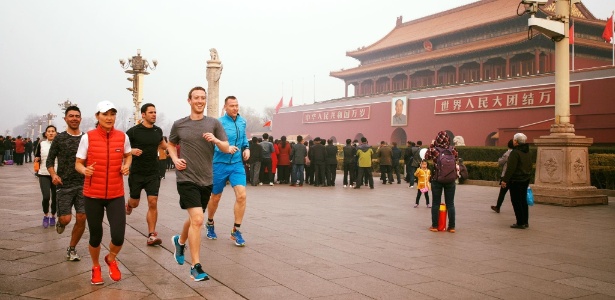 Mark Zuckerberg corre no centro de Pequim sem máscara durante pico de poluição - Reprodução/Facebook Mark Zuckerberg