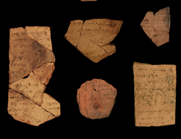Anotações feitas em tinta em cerâmica - Michael Cordonsky/Israel Antiquities Authority via The New York Times