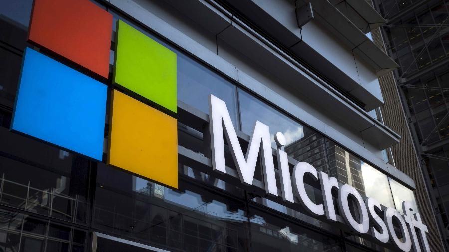 Logo da Microsoft na frente do escritório em Nova York; França multou empresa por política de cookies - Mike Segar/Reuters