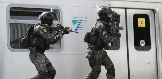 16.jul.2016 - O Exército brasileiro fez na manha desse sábado (16), uma simulação de ataque terrorista na estação de trem de Deodoro, no Rio de Janeiro  - Luciano Belford/Framephoto/Estadão Conteúdo