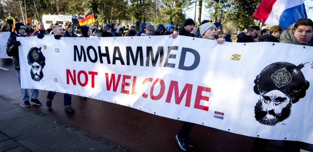 Simpatizantes do Pegida seguram faixa que diz "Mohammed não é bem-vindo" durante ato em Apeldoorn, na Holanda - Jerry Lampen/AFP