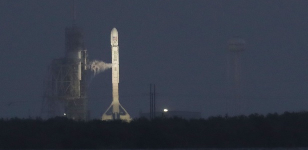O lançamento do foguete Falcon 9 na estação espacial Kennedy, da Nasa, pela empresa privada SpaceX, foi suspensa devido "um problema do sensor" - Joe Raedle/AFP