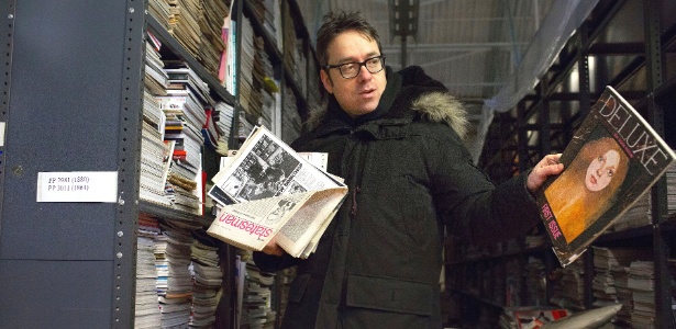 James Hyman mostra exemplares da sua coleção de revistas, a maior do mundo - Lauren Fleishman/The New York Times
