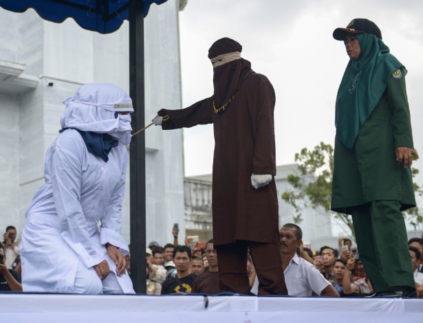 Mulher é publicamente chicoteada em Aceh, única província da Indonésia a aplicar a lei islâmica - Chaideer Mahyuddin/AFP