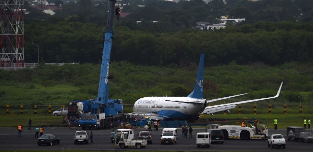 Avião sai da pista, perde trem de pouso e um de seus motores durante pouso nas Filipinas