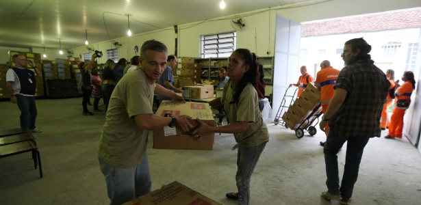 Funcionários preparam urnas a serem transportadas a zonas eleitorais no Rio 
