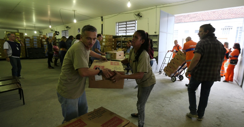 À véspera da eleição, funcionários preparam as urnas para serem transportadas a zonas eleitorais no Rio de Janeiro