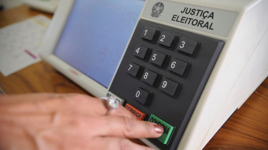 Os eleitores deverão higienizar as mãos com álcool gel antes e depois de digitar o voto na urna - Agência Brasil/Fabio Rodrigues Pozzebom