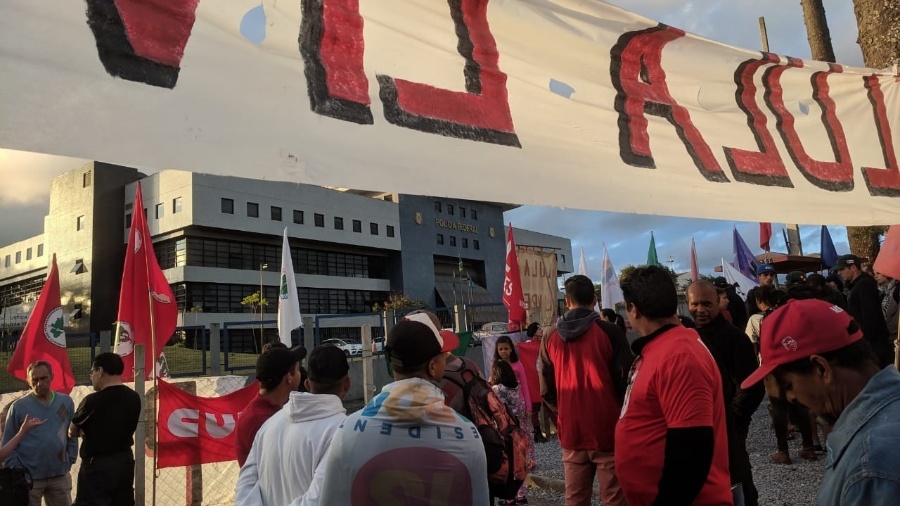 28.out.2018 - Pessoas reunidas na Vigília Lula Livre, localizada em um terreno ao lado do prédio da Superintendência da Polícia Federal, em Curitiba - Vinicius Boreki/UOL