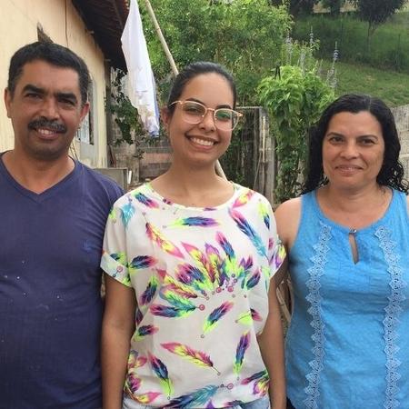 Nathalia Oliveira e seus pais, Antônio Carlos e Maria Helena de Oliveira, na casa da famílias em Vargem Grande Paulista, em São Paulo  - BBC