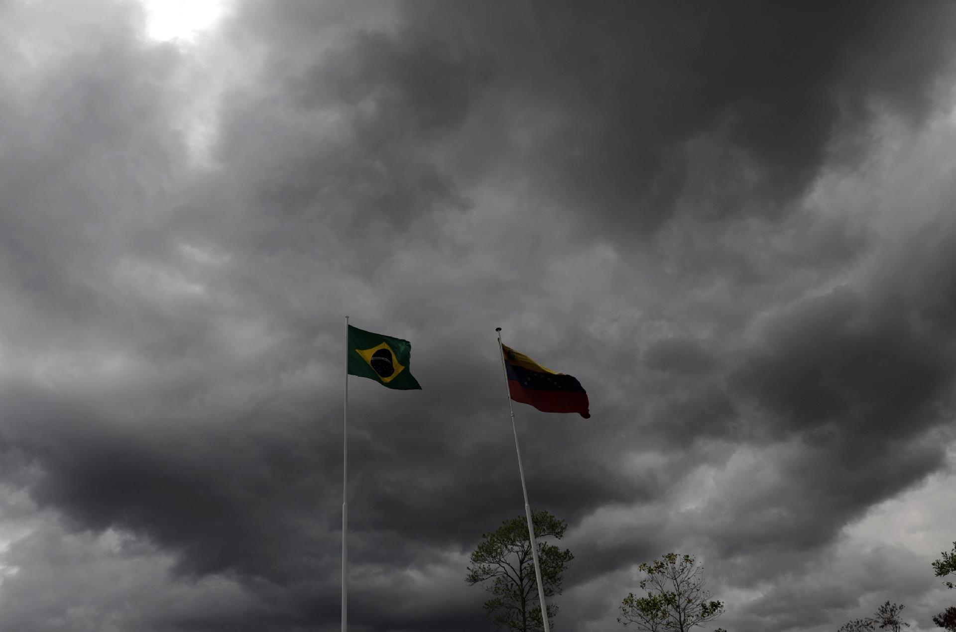 21.fev.2019 - Bandeiras na fronteira entre Brasil e Venezuela - RICARDO MORAES/Reuters