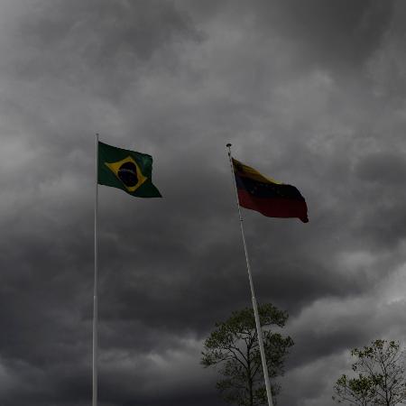 Bandeiras na fronteira entre Brasil e Venezuela - Ricardo Moraes/Reuters