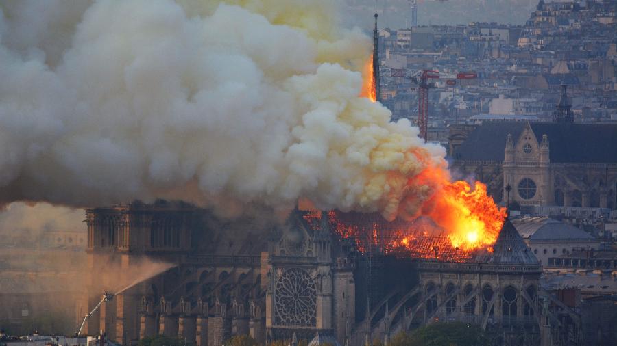 15.abr.2019 - Incêndio toma a catedral de Notre-Dame, em Paris - Hubert Hitier / AFP