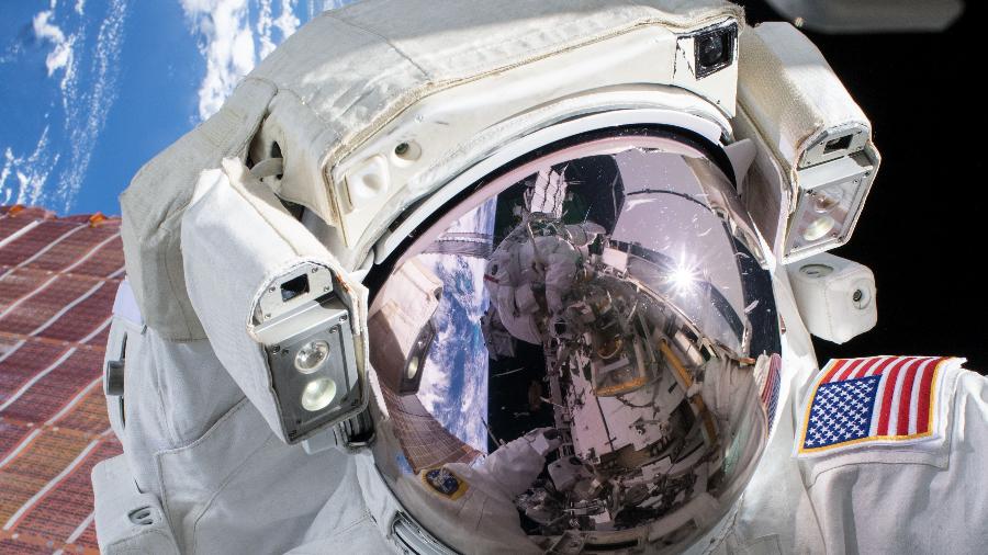 06.out.2019 - Dois astronautas dos Estados Unidos completaram uma caminhada na Estação Espacial Internacional no domingo - Divulgação/NASA