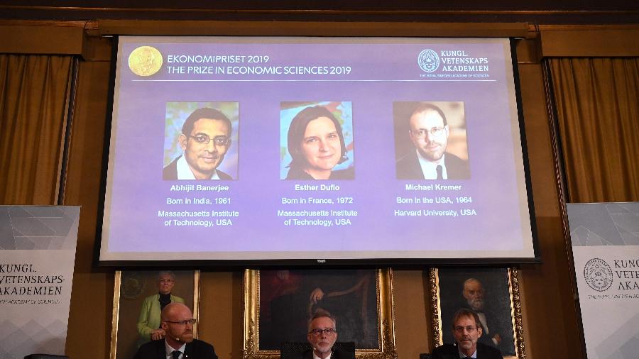 Painel mostra retratos dos vencedores do Prêmio Nobel de Economia de 2019 - Jonathan Nackstrand/AFP