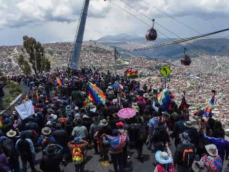 As Pessoas Vão Para a Cabine De La Paz Na Bolívia Imagem Editorial