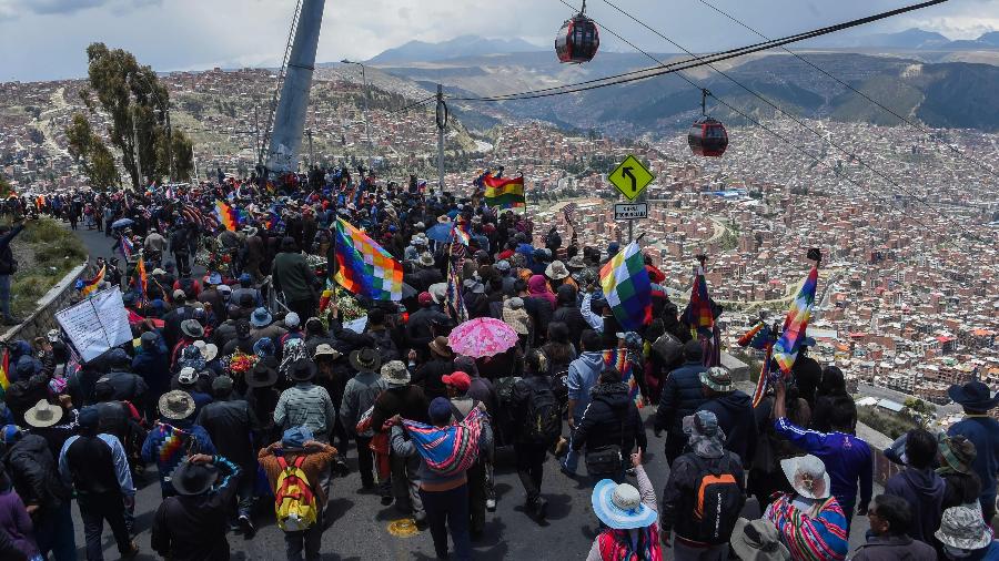 Manifestantes favoráveis a Evo Morales durante funeral de vítimas de protestos em El Alto, na Bolívia - Aizar Raldes/AFP
