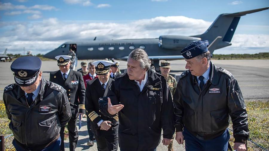 O ministro da Defesa chileno, Alberto Espina, chega à base militar em Punta Arenas - Divulgação/AFP