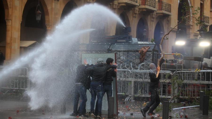 18.jan.2020 - Canhão de água é usado pela polícia do Líbano durante violentos protestos na região central de Beirute - Bilal Jawich/Xinhua