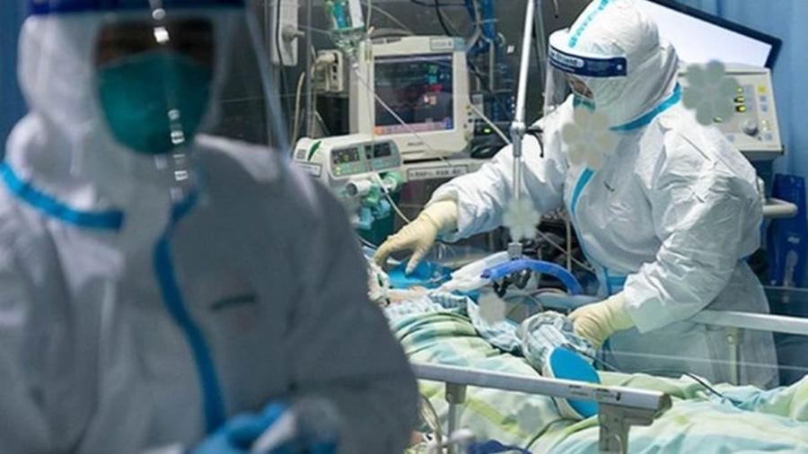 Paciente sendo atendido em UTI chinesa; cerca de 5% a 15% dos infectados com o coronavírus desenvolvem sintomas graves e precisam de internação - Governo da China