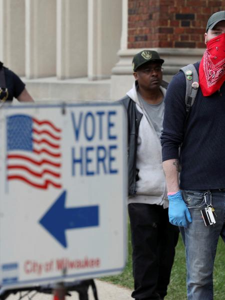 Eleitores aguardam para votar em primárias presidenciais em Milwaukee, Wisconsin (EUA) - DANIEL ACKER