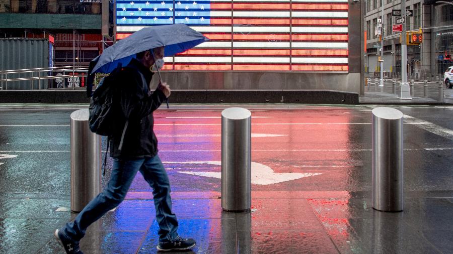8.mai.2020 - Homem com máscara anda na Times Square, em Nova York - Alexi Rosenfeld/Getty Images
