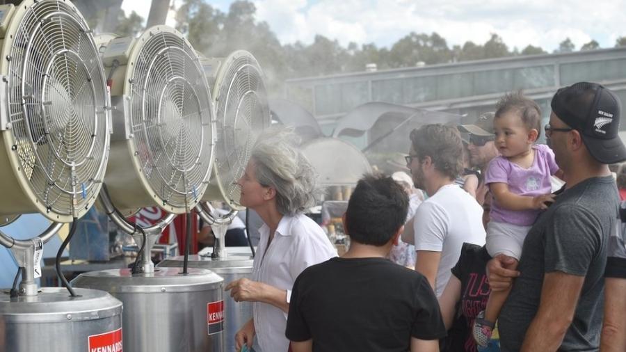 Espectadores de tênis se refrescaram com um ventilador durante jogo - Getty Images