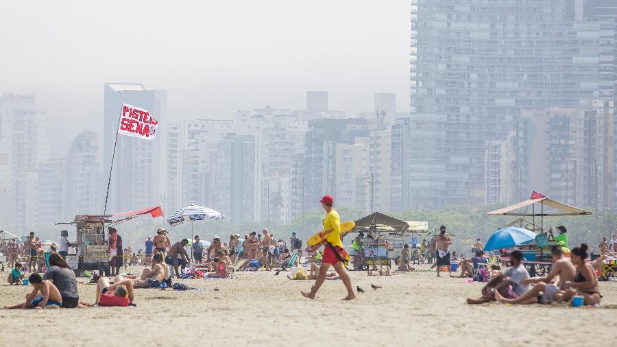 Mesmo diante dos casos do novo coronavírus, moradores e turistas foram à praia em Santos - Leo Orestes/Framephoto/Estadão Conteúdo