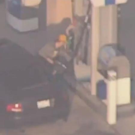 Vídeo mostra o suspeito de furto fazendo parada para abastecer o carro  - Reprodução/NBC Los Angeles