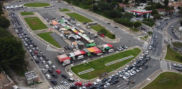 Notícias | Vacinação de idosos em São Paulo causa enorme fila de carros e congestionamento