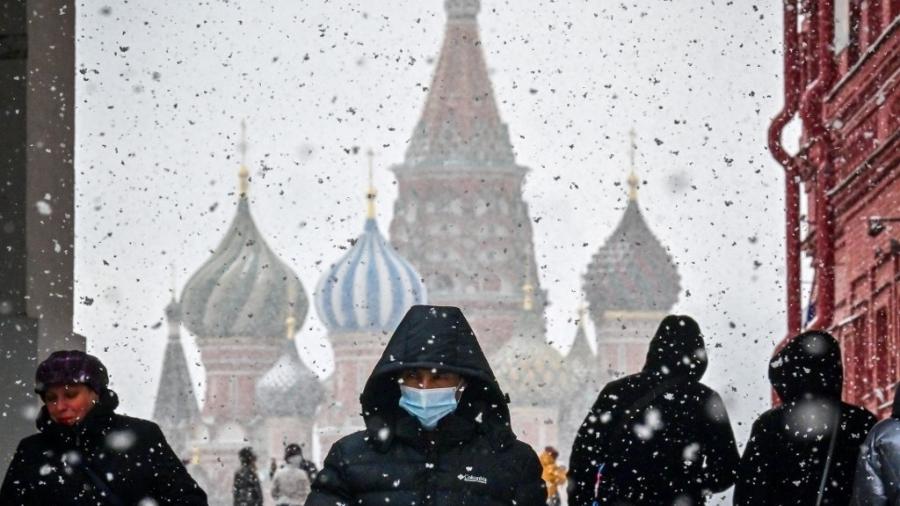 Pessoas caminham por Moscou durante a pandemia - 8.mar.2021 - Yuri Kadobnov/AFP